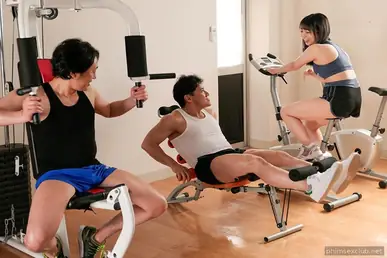 Menggoda gadis cantik yang mudah diatur di ruang ganti gym